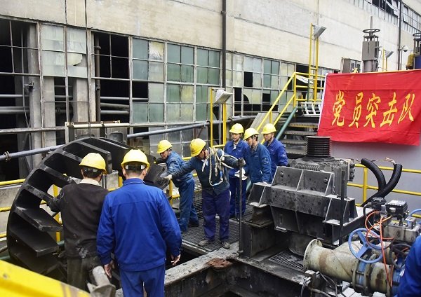 1616672832553051224.jpg 江銅集團德興銅礦泗洲選礦廠黨員突擊隊攻堅在設備檢修一線.jpg